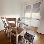 007 Apartman *